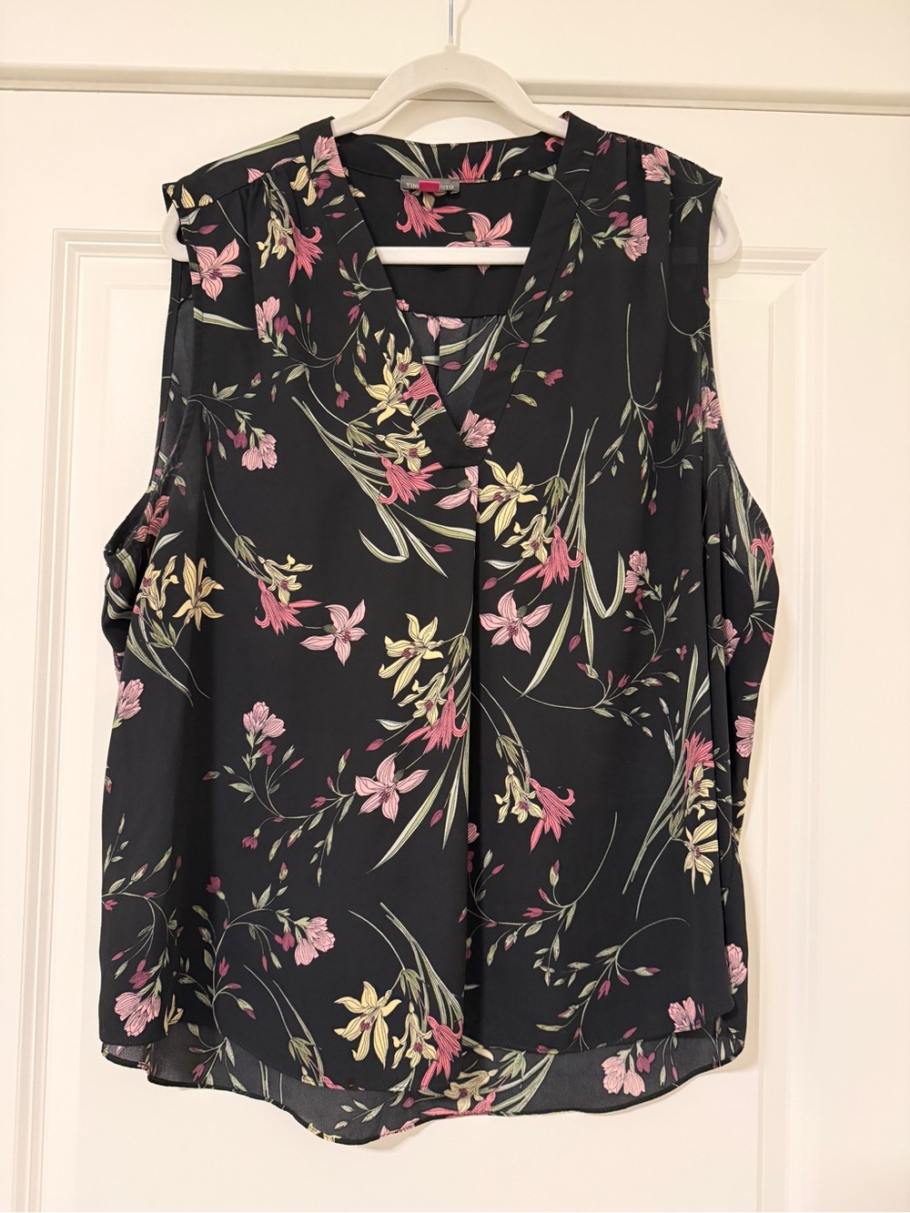 Vince Camuto Women’s XXL Black Sleeveless Floral V-Neck Blouse. Like new!